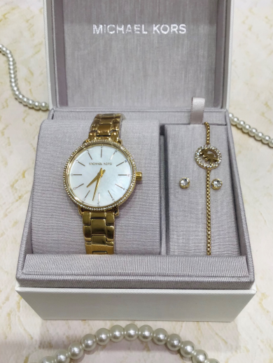 【MICHAEL KORS】自家用やギフト用に！