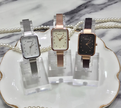 【BERING】可愛らしさと実用性を兼ね備えたスクエア型腕時計！