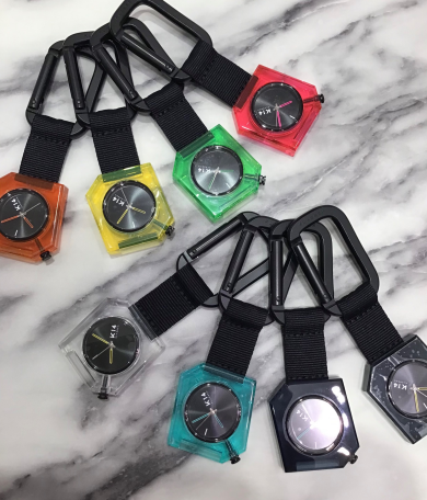 【KLASSE14】バックやベルトループに着けられるカラビナウォッチ