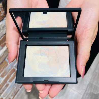 8月18日(金)発売！【NARS】ライトリフレクティングプリズマティックパウダー発売のご案内 