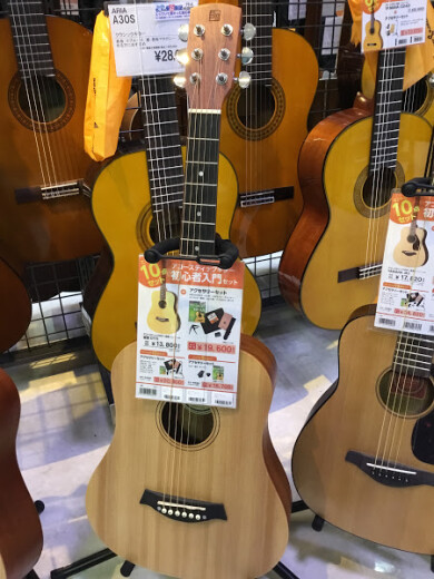 ミニアコースティックギターたくさんあります♪