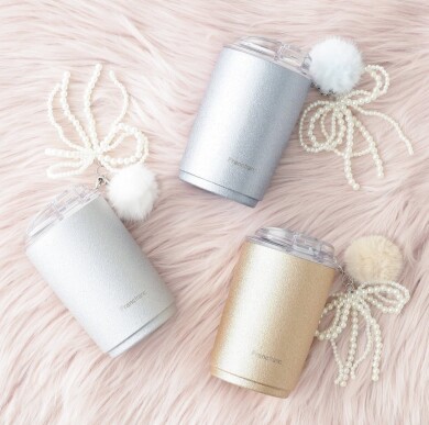 【NEW】ふわふわファーとパールのチャームがついた︎🎀 ᩚキラキラタンブラー*.・🤍𐙚