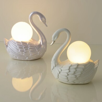 【NEW】エレガントなスワンモチーフのテーブルランプが新登場🦢🫧