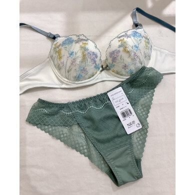 夏こそトライしたい🌻Tバックショーツ
