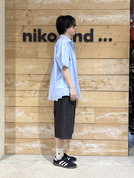 サックスブルーで爽やかコーデ