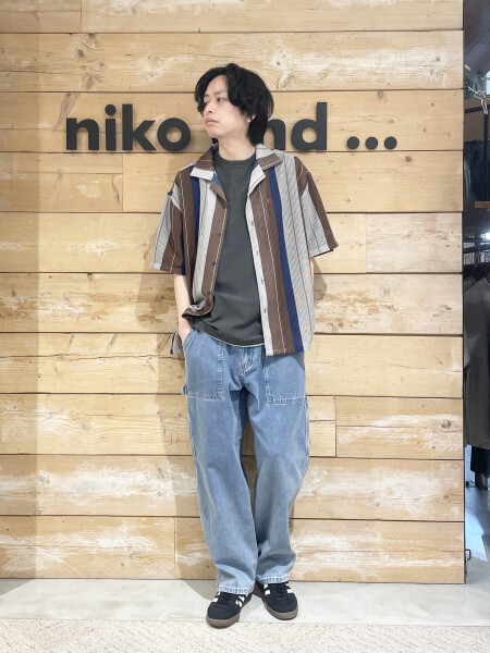 透かし編みシャツデニムパンツコーデ