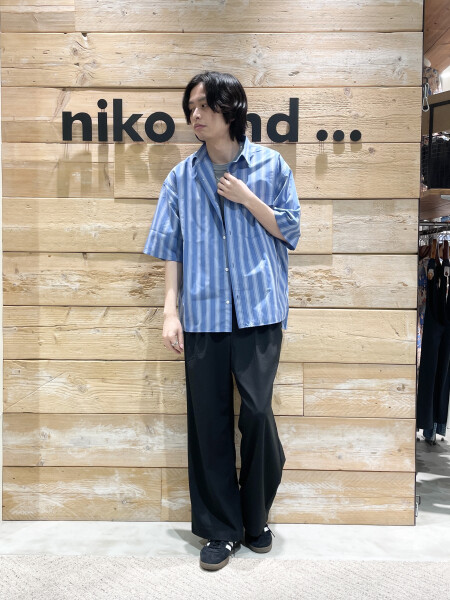 青ストライプと黒スラックス🟦