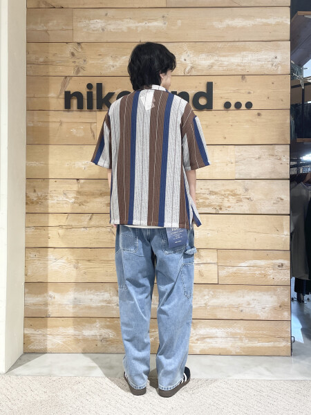 透かし編みシャツデニムパンツコーデ
