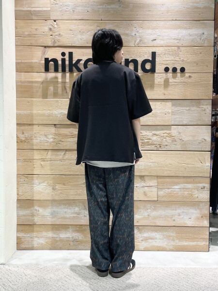 黒と紫で雰囲気バッチリ