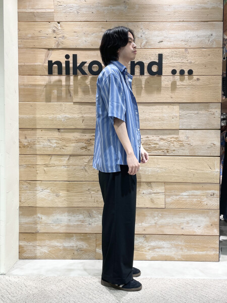 青ストライプと黒スラックス🟦