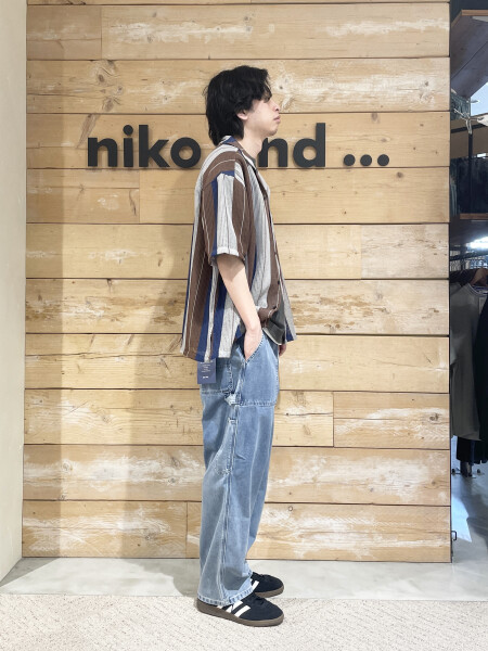 透かし編みシャツデニムパンツコーデ