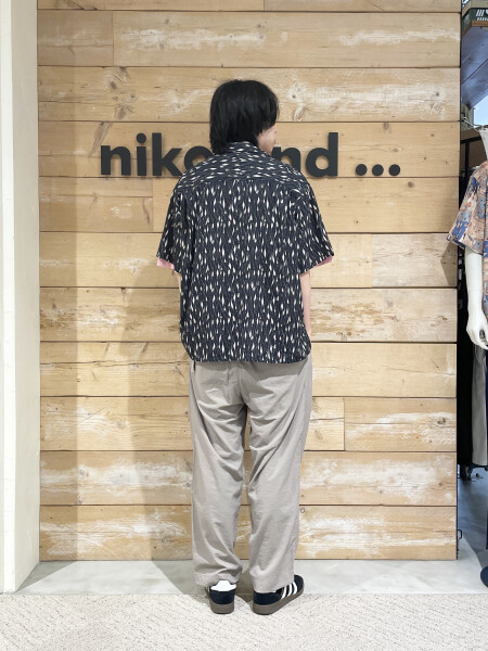 夏らしい総柄シャツコーデ