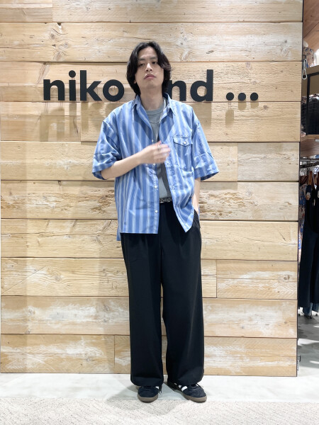 青ストライプと黒スラックス🟦