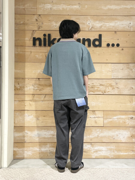 一枚で様になるジップポロシャツコーデ