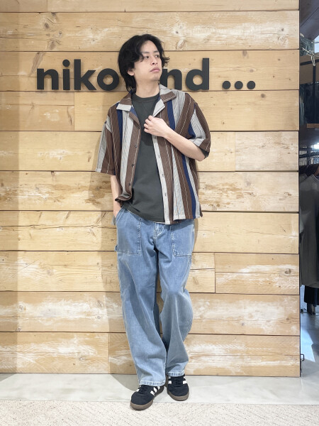透かし編みシャツデニムパンツコーデ