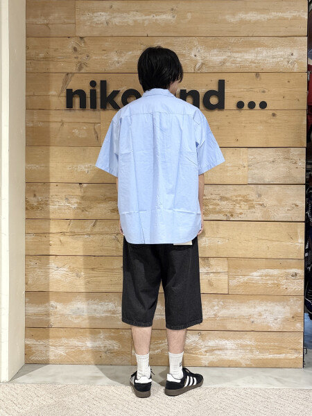 サックスブルーで爽やかコーデ